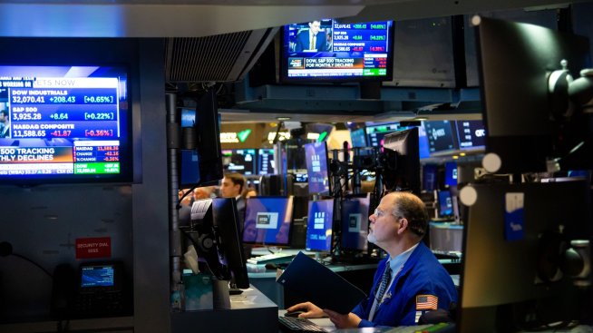 Wall Street започва на червено след понижението на перспективата по кредитния рейтинг на САЩ*