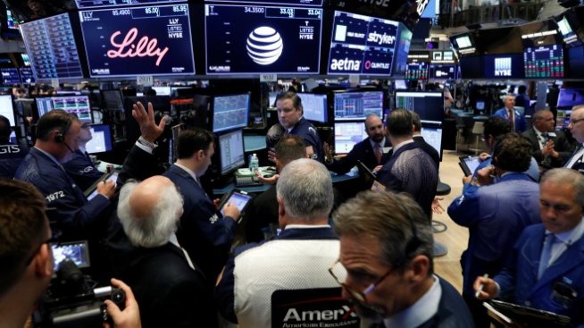 Търговското напрежение отново натежа върху Wall Street