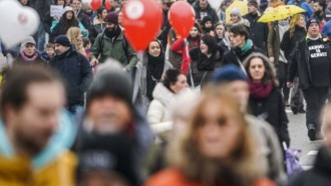 Над 40 000 души протестират във Виена заради COVID ограниченията