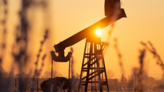 ОПЕК+ обеща да продължи бързото ребалансиране на петролния пазар