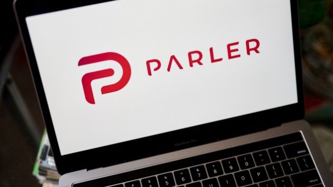 Спорната алтернатива на Twitter Parler уволни шефа си