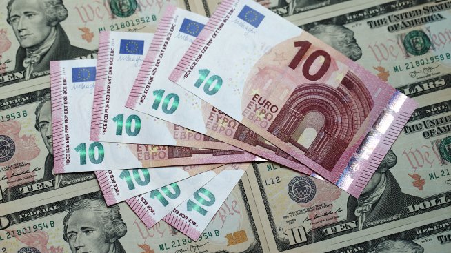 Делът на еврото в международните трансакции стигна 3-годишно дъно
