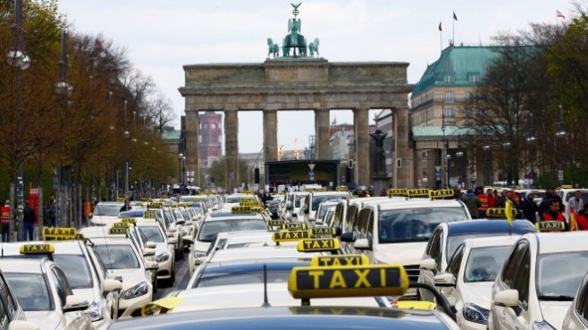Германските таксиджии протестират срещу отварянето на пазара за Uber