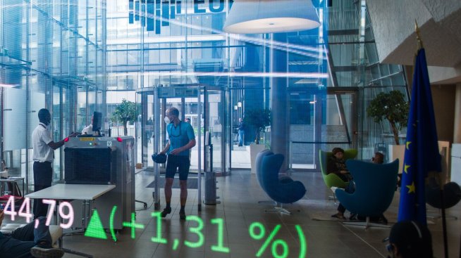 Европейските пазари затвориха с леко понижение в края на предпазлива седмица