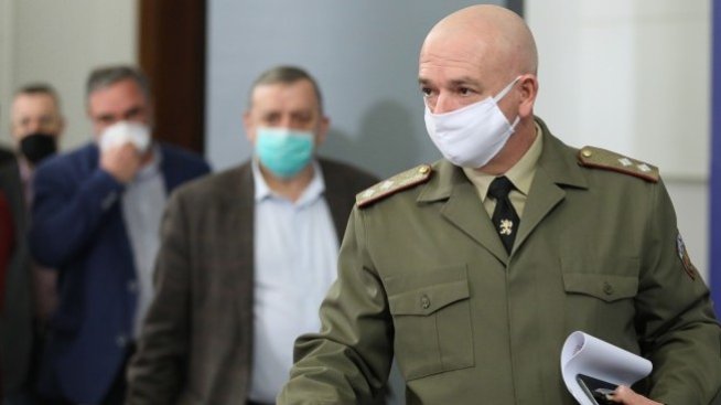 Трети ден продължава тенденцията за повече излекувани от заразени