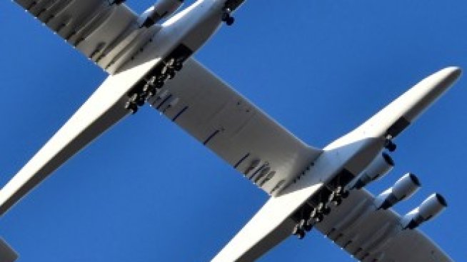Най-големият самолет в света направи първия си полет над Калифорния