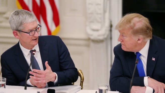 Защо Тръмп нарече шефа на Apple Тим Епъл?