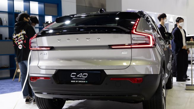 Продажбите на Volvo се възстановяват частично през октомври