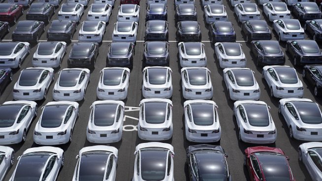 Tesla размени електромобилната си корона за още по-грандиозни обещания