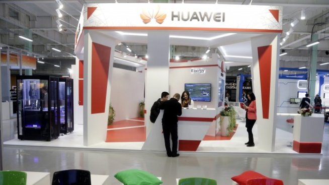 FT: Huawei рискува нови американски санкции, ако помага на Русия
