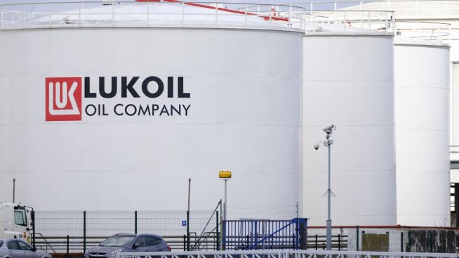 Реалистично ли е България да обложи свръхпечалбата на "Лукойл Нефтохим"?
