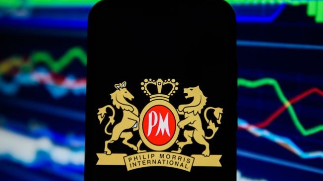 Philip Morris бележи ръст на печалбата, но очаква удар от по-слабите продажби