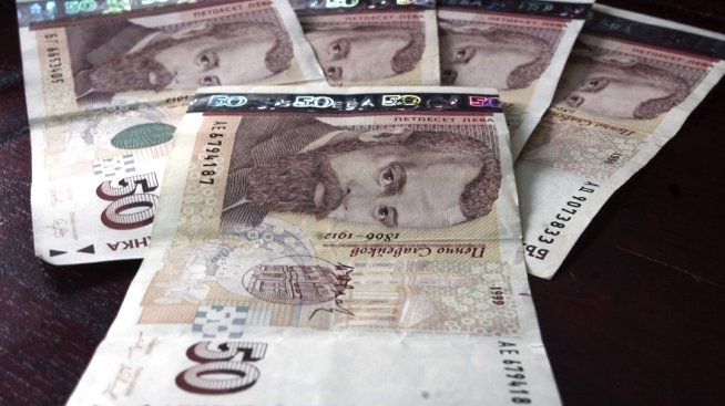 Заплатите в България все още не растат с темпа на инфлацията