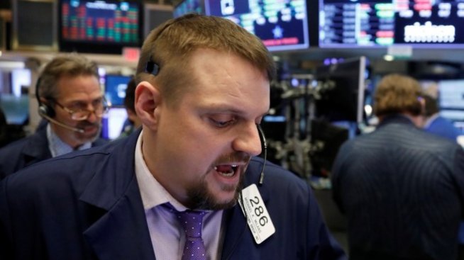 Dow Jones губи 300 пункта след биенето на камбаната*