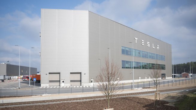 Заводът на Tesla край Берлин спря работа заради предполагаем палеж наблизо