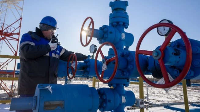 ЕС ще предложи постепенно спиране на вноса на руски петрол до края на 2022 г.