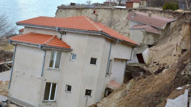 Свлачище събори вили край Балчик