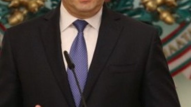 Радев: Правителството бяга след коронавирусната криза