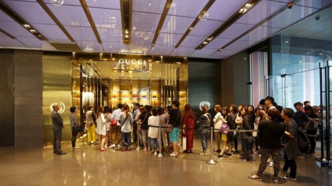 Нова вълна китайски купувачи задвижи световната луксозна индустрия
