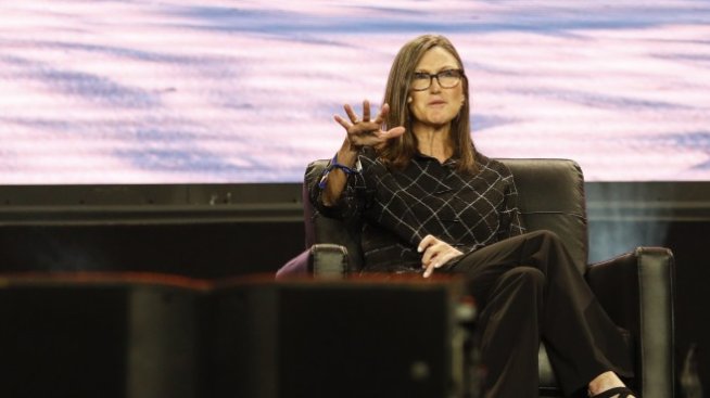 Падението на борсовата легенда Кати Ууд