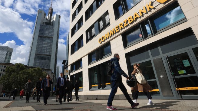 Шефът на Commerzbank обеща да увеличи печалбата, за да отблъсне офертата на UniCredit