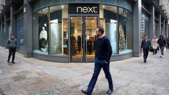 Британската модна верига Next запазва прогнозата за печалбата си след ръст на продажбите