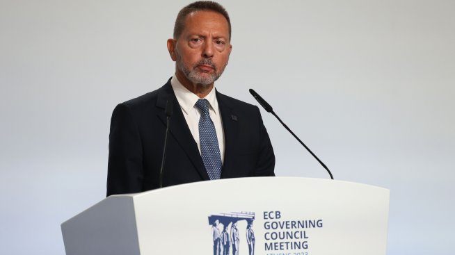 Стурнарас: Време е ЕЦБ да се разграничи от Фед