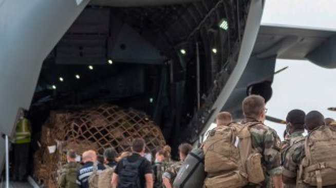 Хаос на летището в Кабул спря евакуацията на чуждестранни дипломати