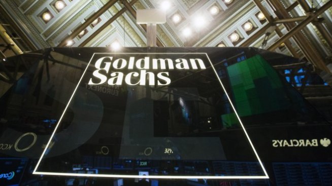 Печалбата на Goldman Sachs намаля наполовина през тримесечието