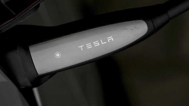 Звеното на VW за зареждане на електромобили в САЩ също приема конекторите на Tesla