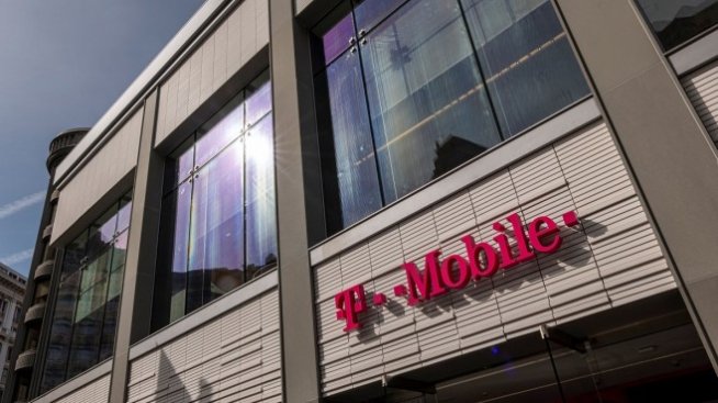 T-Mobile US ще съкрати неваксинираните си служители
