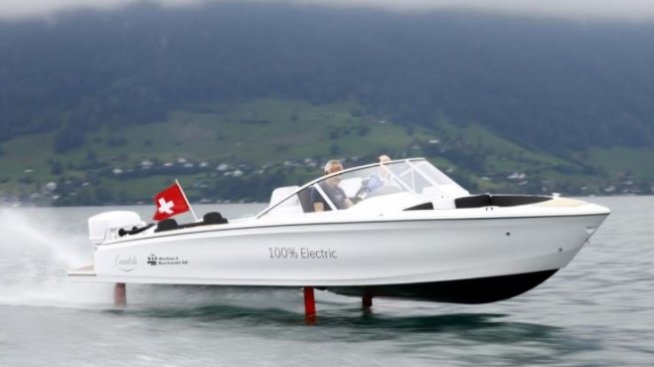 Първата електрическа лодка с хидрофойл заплава в швейцарско езеро