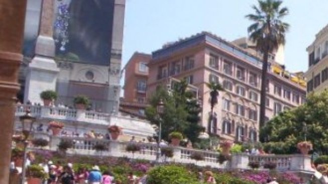 Катарци купуват централния бутик на Valentino в Рим
