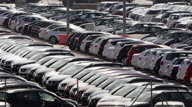 Сривът в продажбите на автомобили продължава