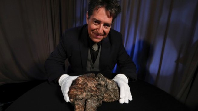 Над 600 хил. долара за парче от Луната