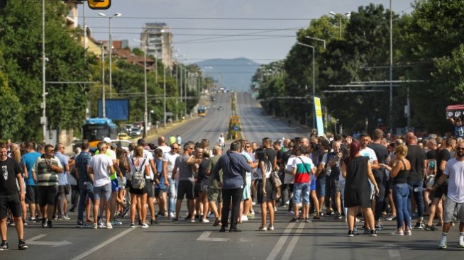 Собственици и служители в заведения поискаха оставката на здравния министър