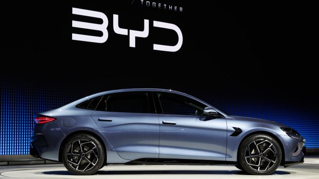 Китайските производители на електромобили продават повече плъгин хибриди в ЕС