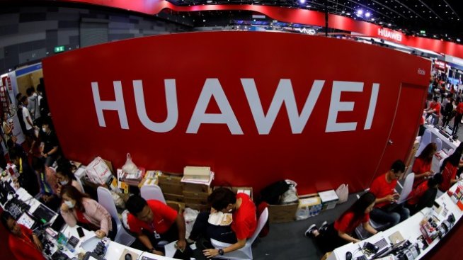 Huawei прогнозира по-слаб от очакваното удар от санкциите на САЩ