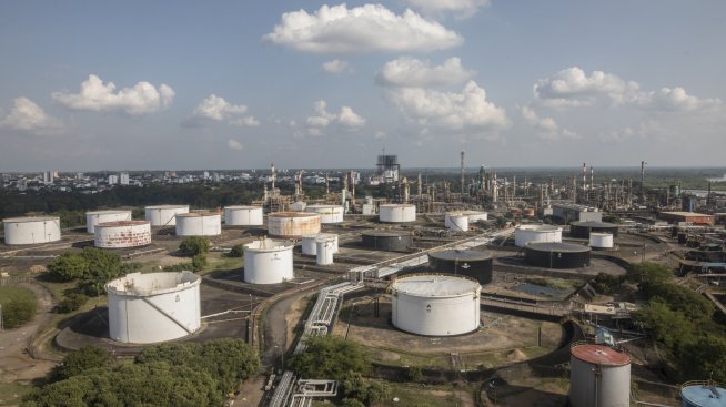 Цените на петрола остават стабилни на фона на високите запаси в САЩ*