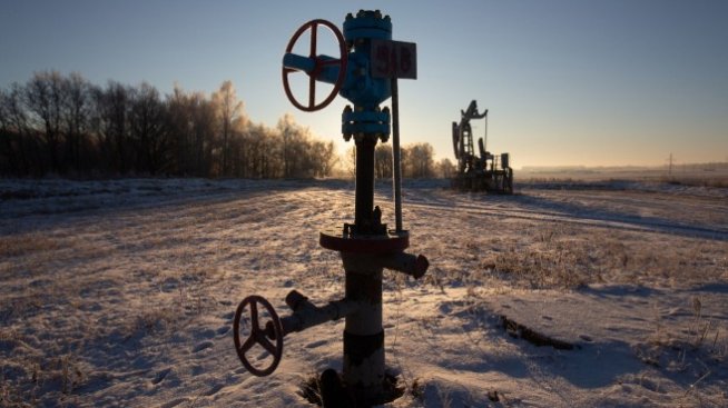 Китай намалява вноса на петрол за полугодието за първи път от 2013 г.