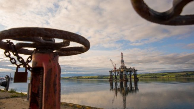 Третата тропическа буря за месеца понижава слабо петролните цени*