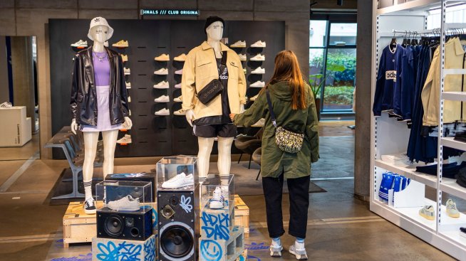 Adidas е отчаяна от препълнените складове с обувки на Кание Уест