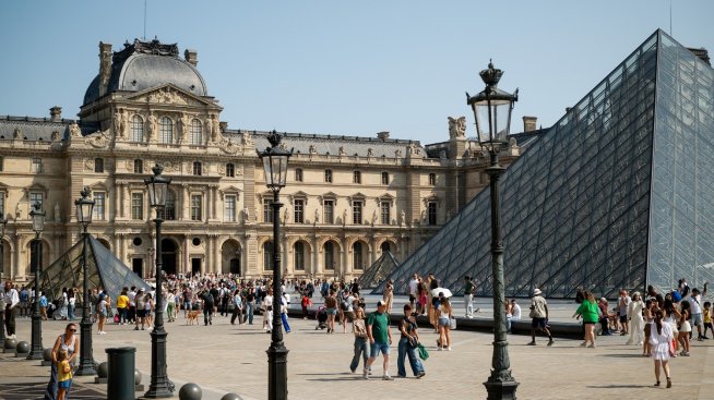 Безценни бижута на френската корона бяха откраднати от Лувъра