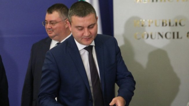 Възнагражденията в бюджетната сфера няма да се намаляват засега