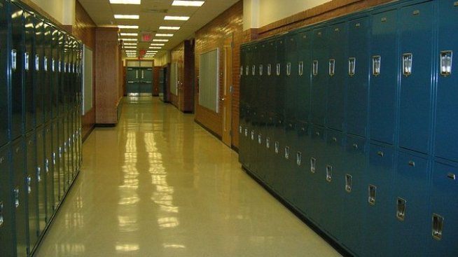 Близо 600 училища в страната ще купят нови шкафчета по програмата на МОН