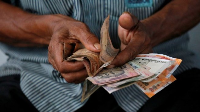 Какво ускорява потъването на индийската рупия?