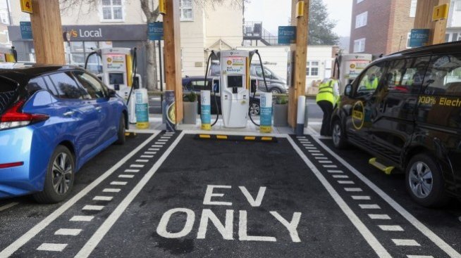 А. Костадинов: Делът на електромобилите в България намалява