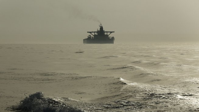 Китай намери начин да заобиколи санкциите за руския и иранския петрол