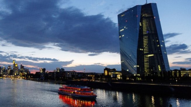 ЕЦБ оставя за декември решението за разширяване на програмата за стимули