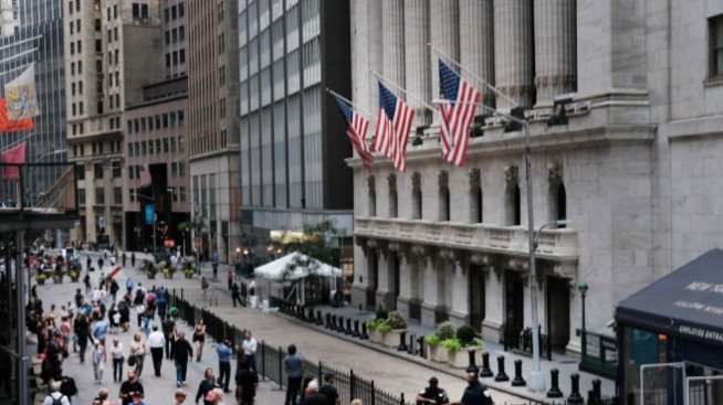 Тревогите за стимулите и коронавируса пак оставиха Wall Street на червено